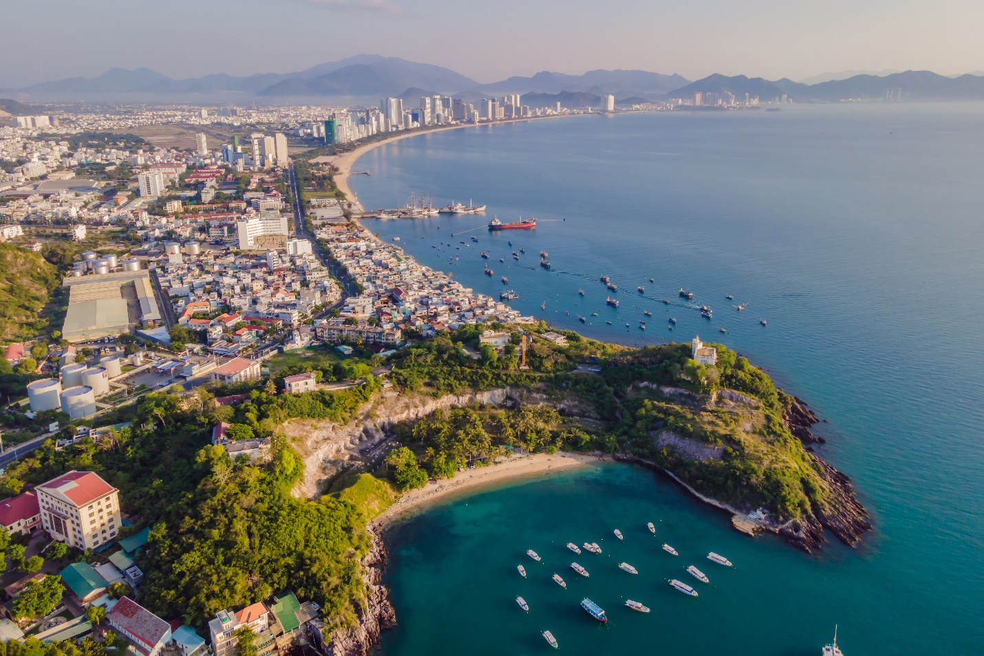 Những bãi biển đẹp đánh bay cái nóng mùa hè