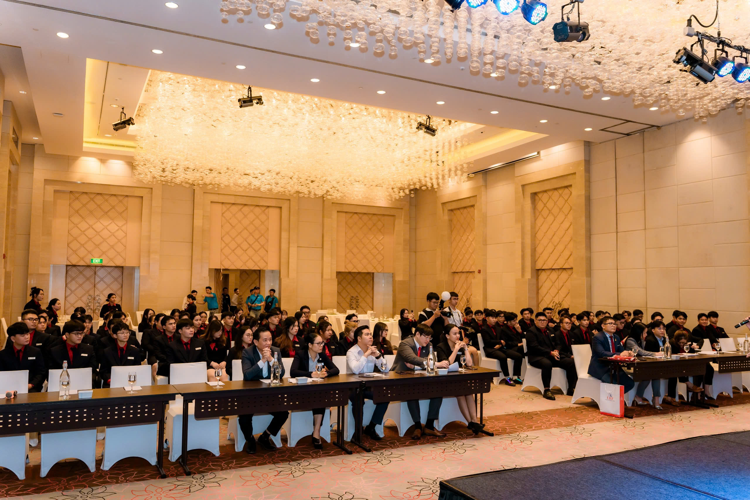 Kiwi Travel đồng hành cùng các bạn sinh viên UEF trong chuyến seminar tại Nha Trang