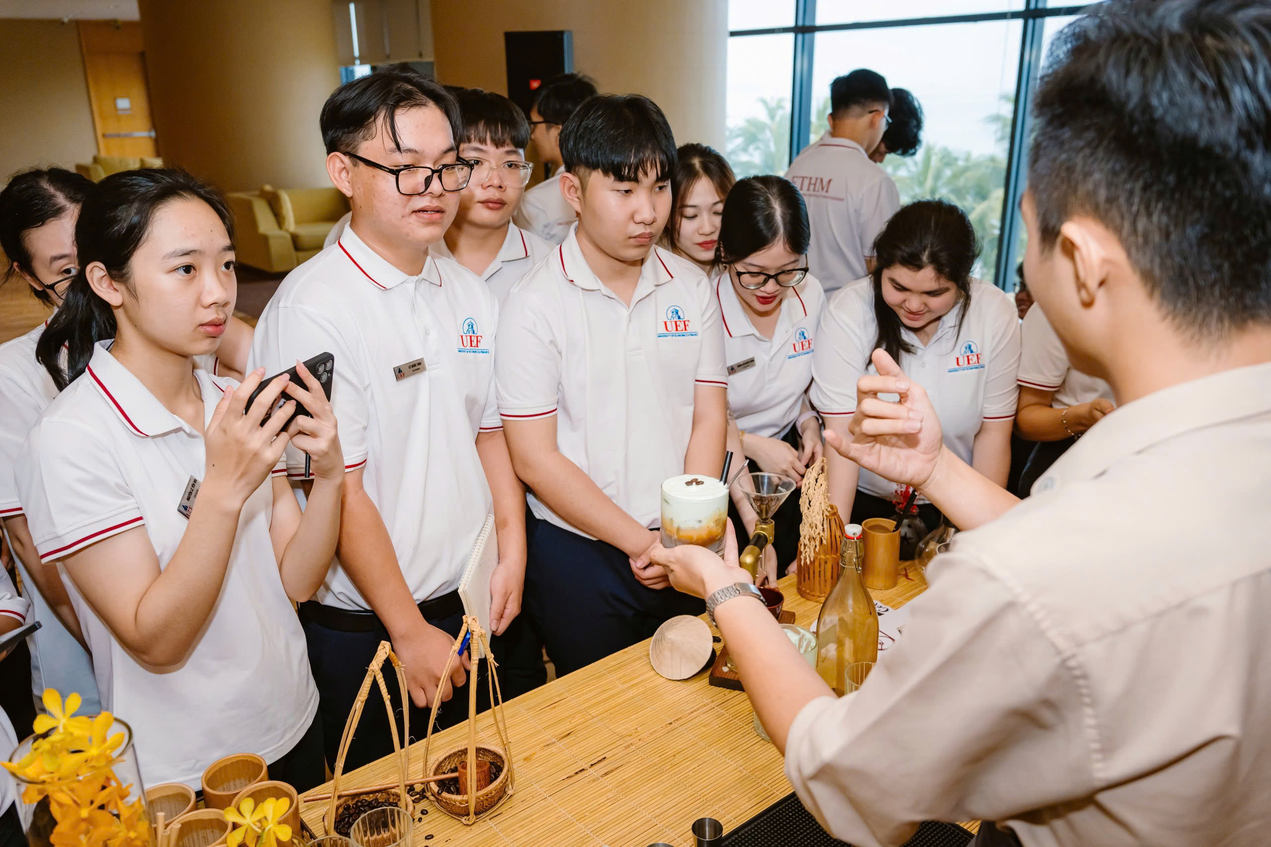 Kiwi Travel đồng hành cùng các bạn sinh viên UEF trong chuyến seminar tại Nha Trang