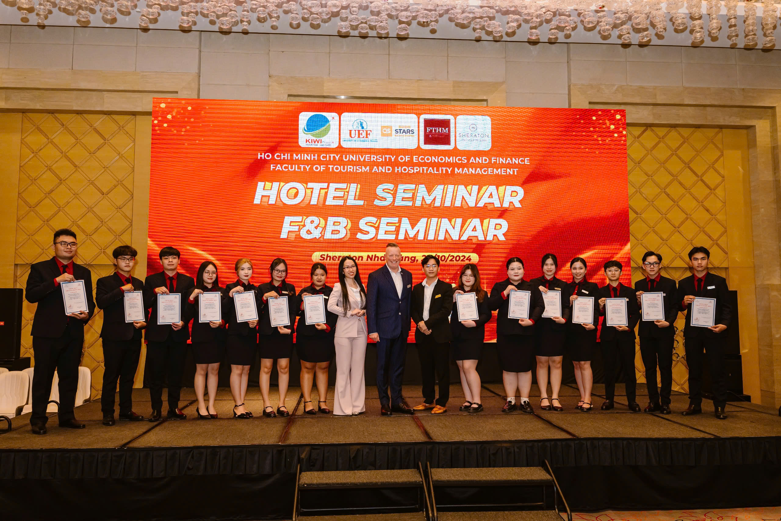 Kiwi Travel đồng hành cùng các bạn sinh viên UEF trong chuyến seminar tại Nha Trang