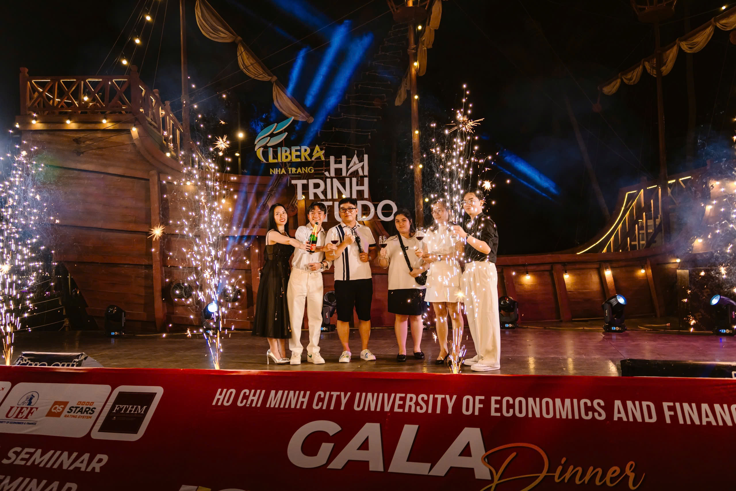 Kiwi Travel đồng hành cùng các bạn sinh viên UEF trong chuyến seminar tại Nha Trang